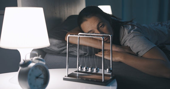 क्या आप अनिद्रा से परेशान हैं? अपनाएं आयुर्वेद का Blissful Sleep इलाज।